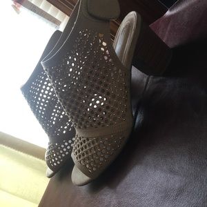 These cute shoes worn once great condition